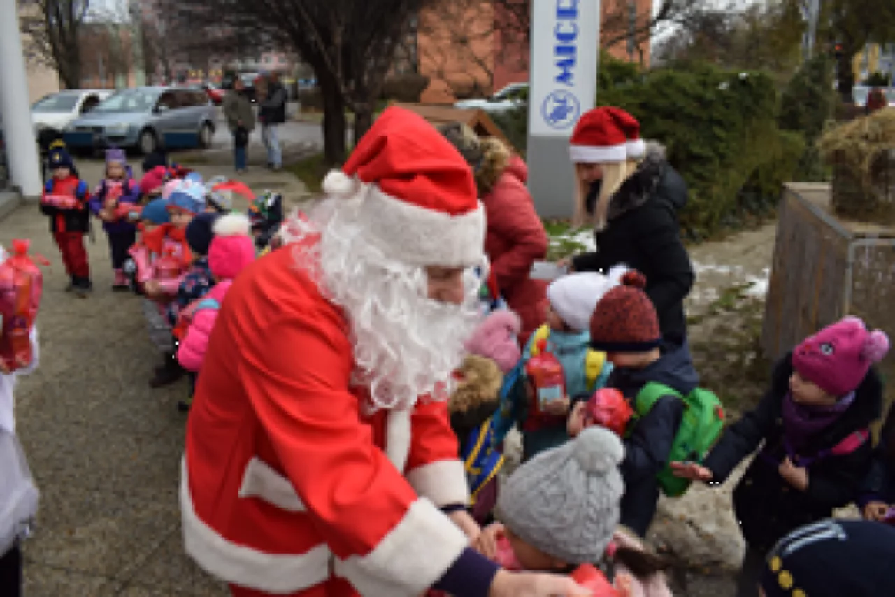 All kindergarten children welcomed by Microwell on St. Nicolaus day! | Blog - Microwell